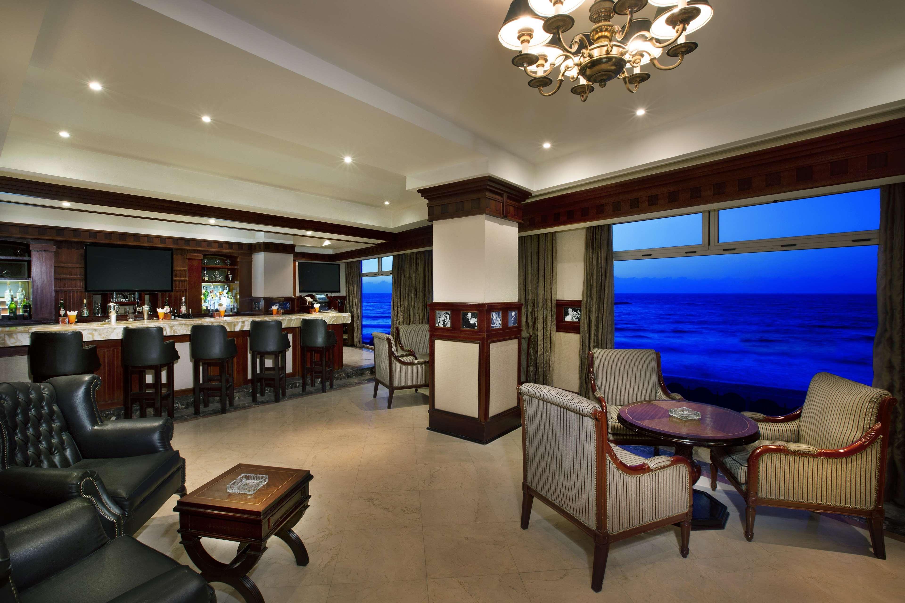 Hilton Alexandria Corniche Hotel Bagian luar foto The Club Lounge at the airport