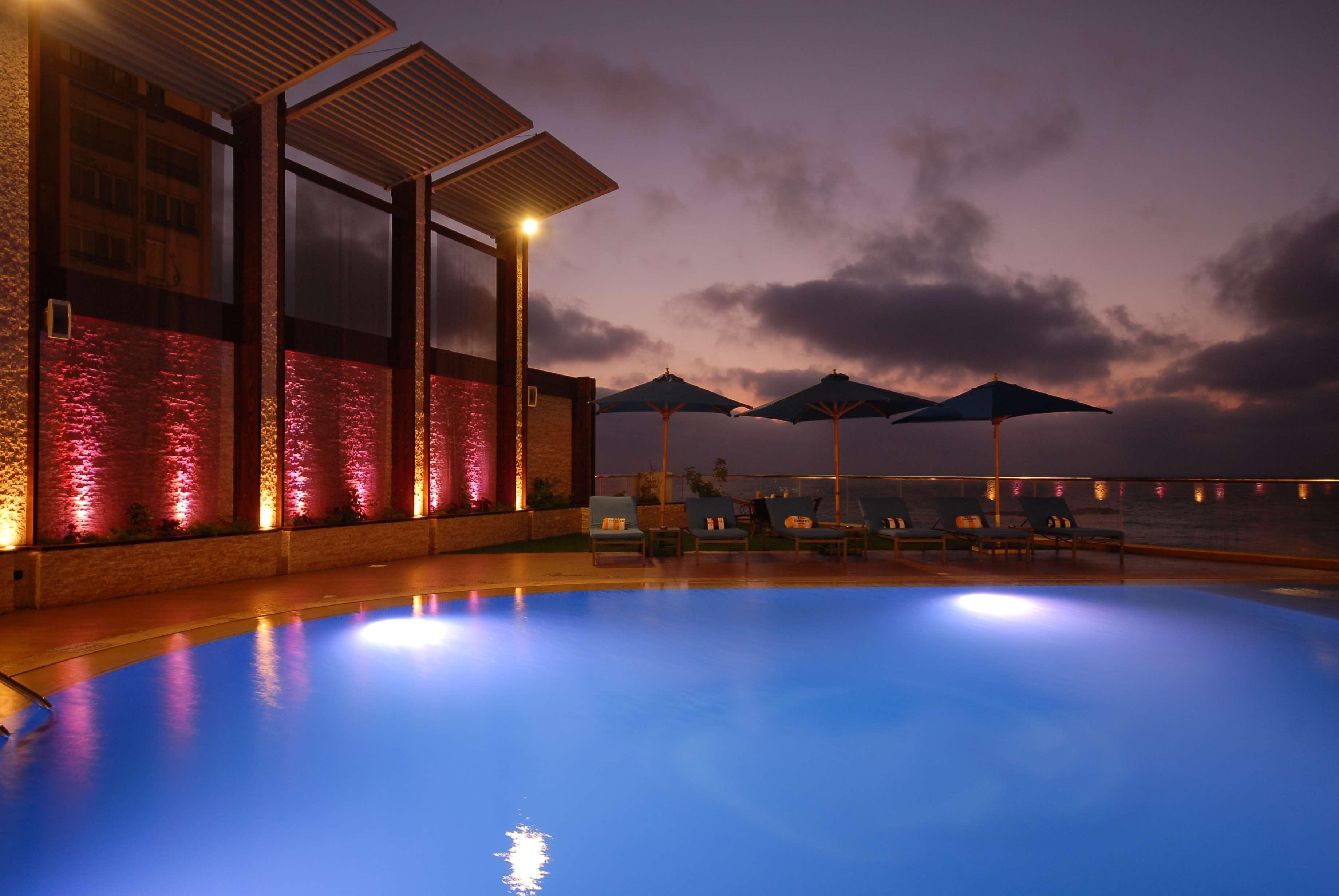 Hilton Alexandria Corniche Hotel Fasilitas foto The pool at the rooftop bar