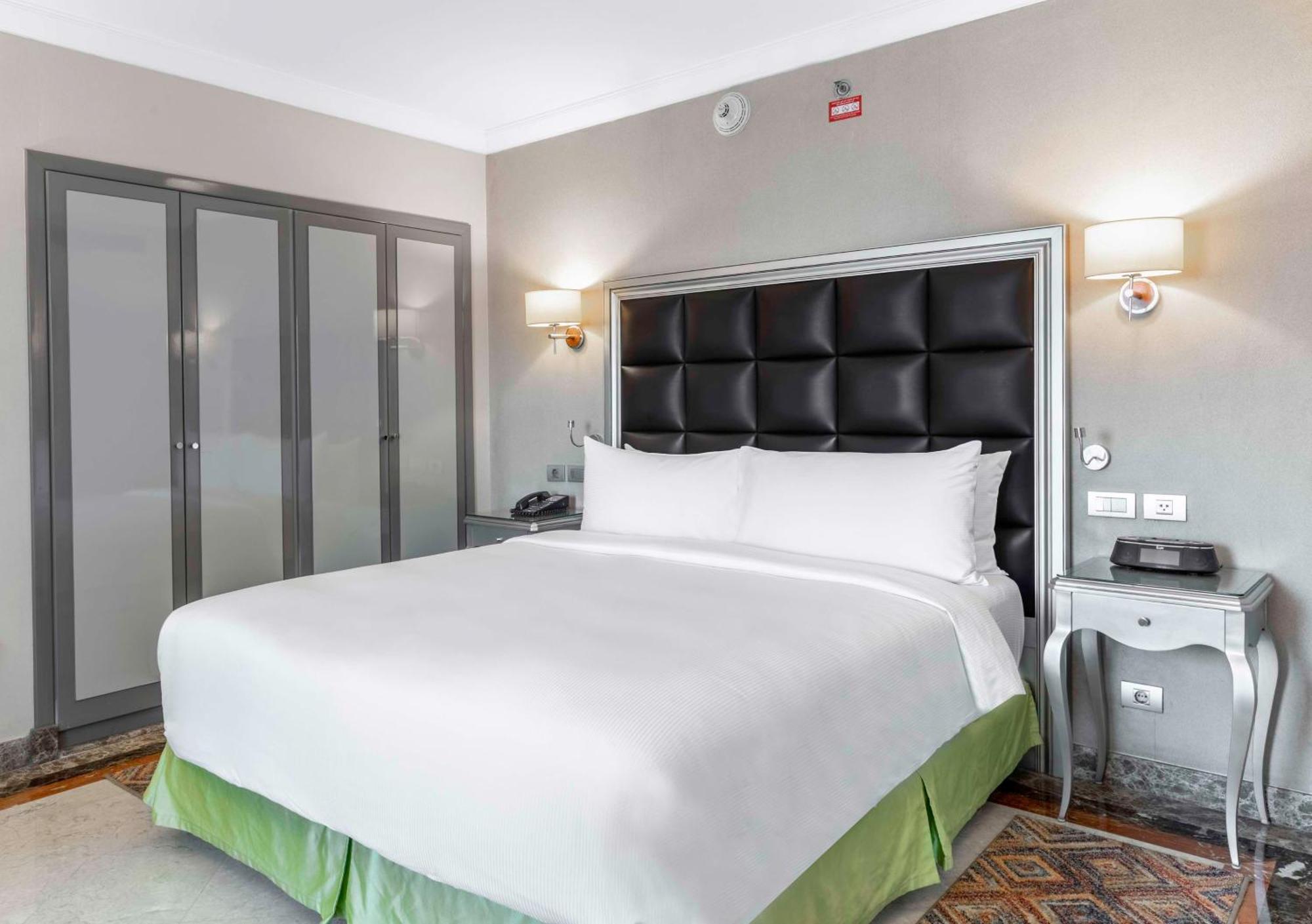 Hilton Alexandria Corniche Hotel Bagian luar foto A bedroom at the hotel