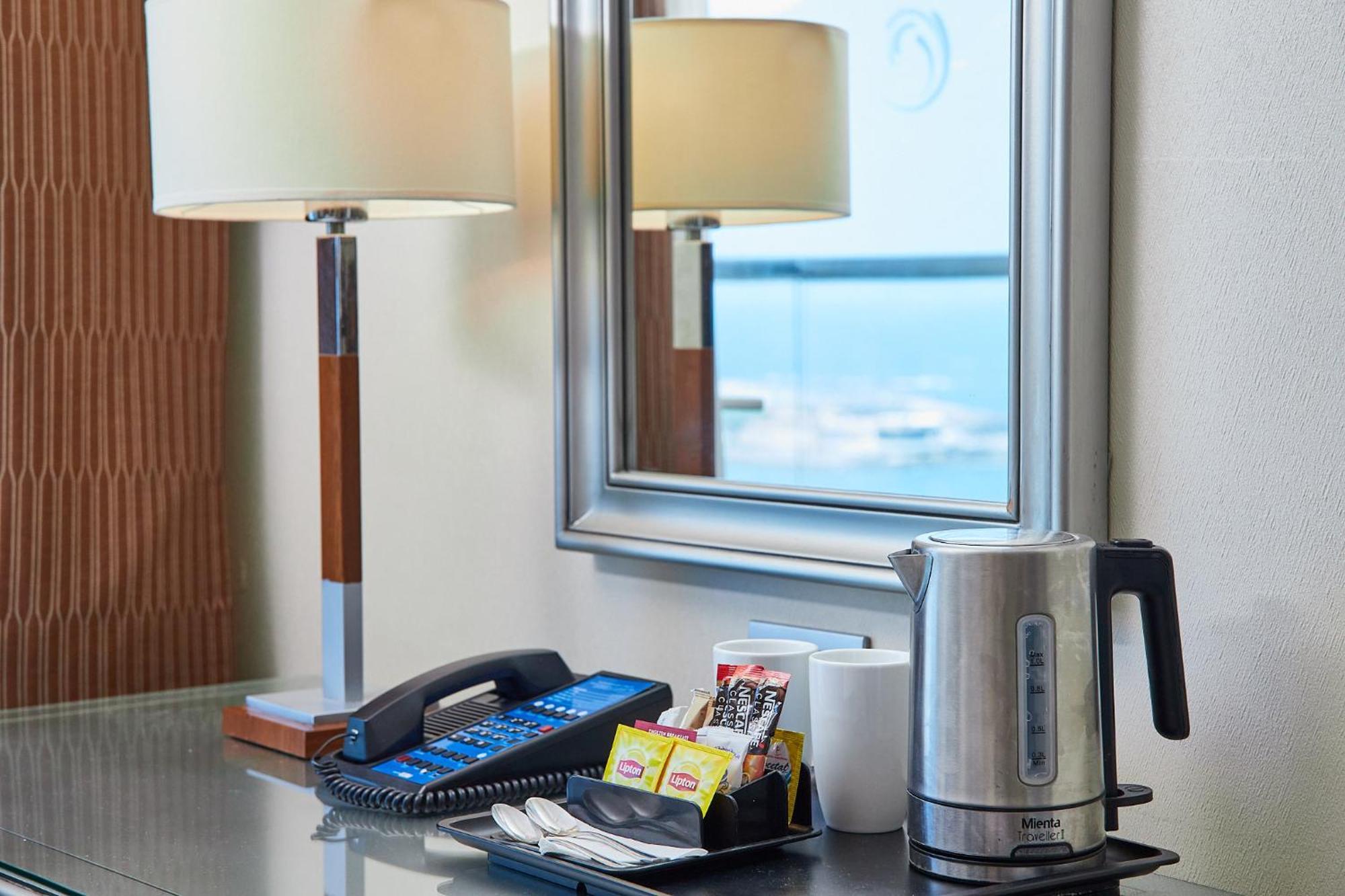 Hilton Alexandria Corniche Hotel Bagian luar foto A kettle in a hotel room