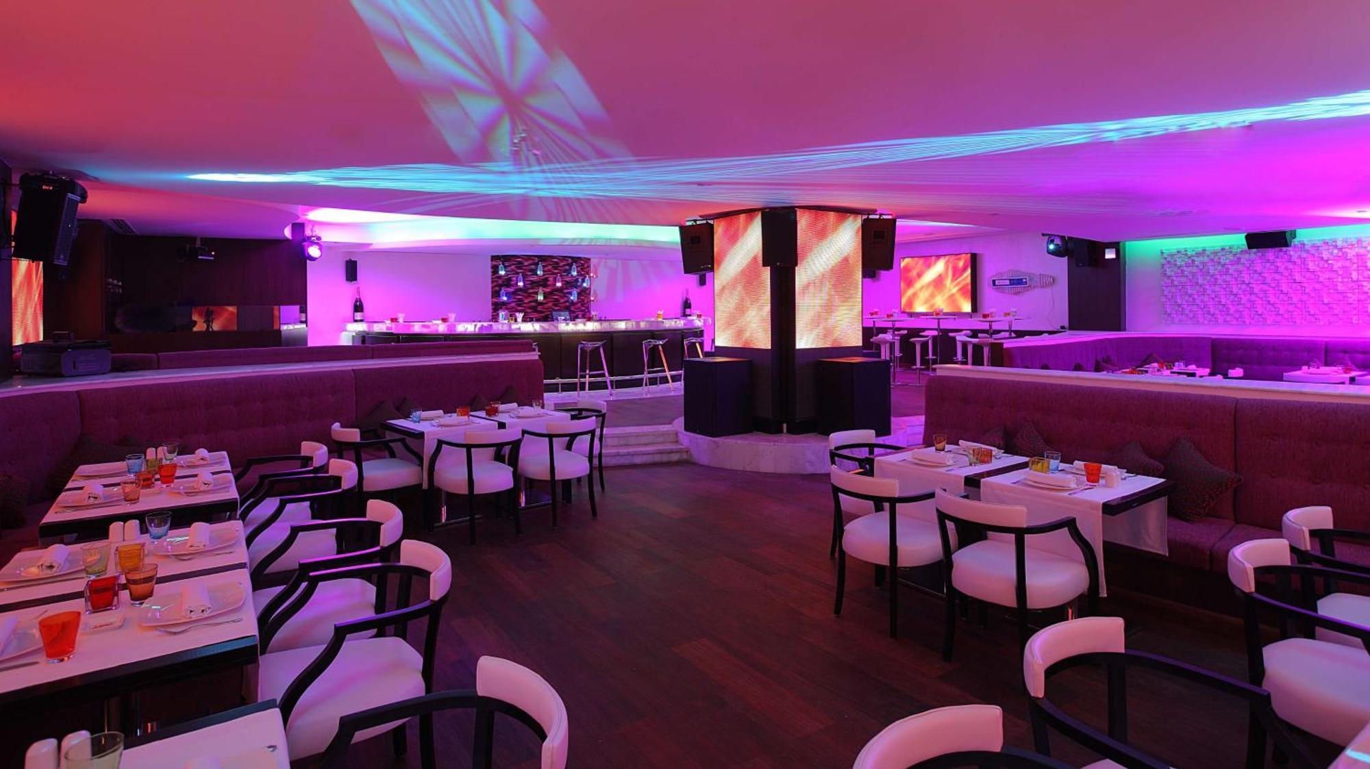 Hilton Alexandria Corniche Hotel Bagian luar foto The interior of the nightclub