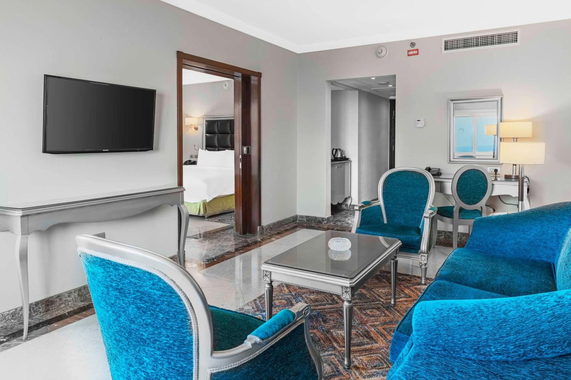 Hilton Alexandria Corniche Hotel Bagian luar foto Suite