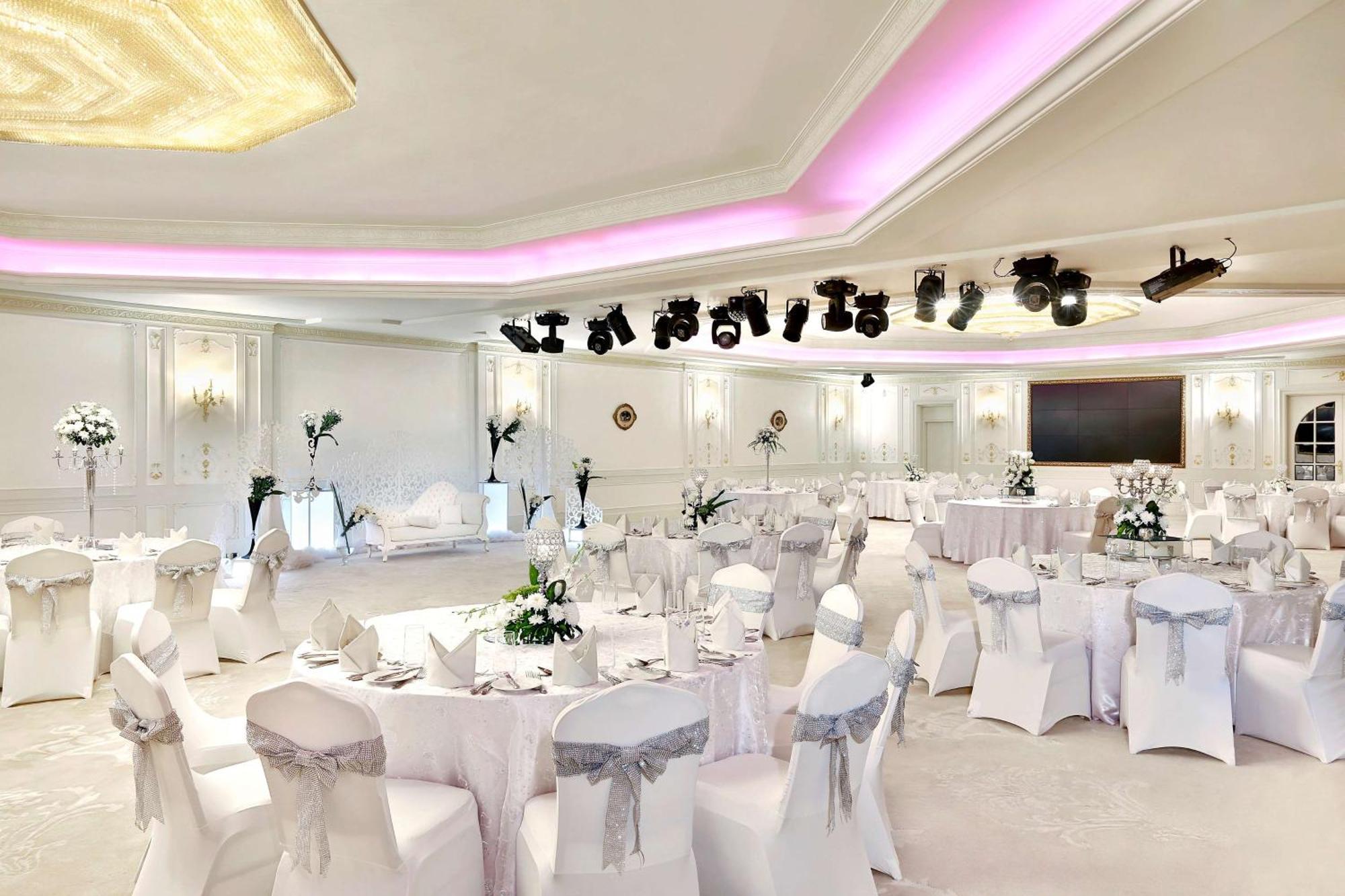 Hilton Alexandria Corniche Hotel Bagian luar foto A wedding reception
