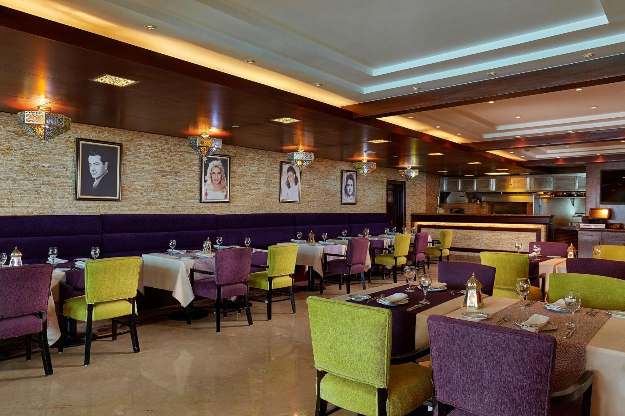 Hilton Alexandria Corniche Hotel Bagian luar foto The interior of the restaurant