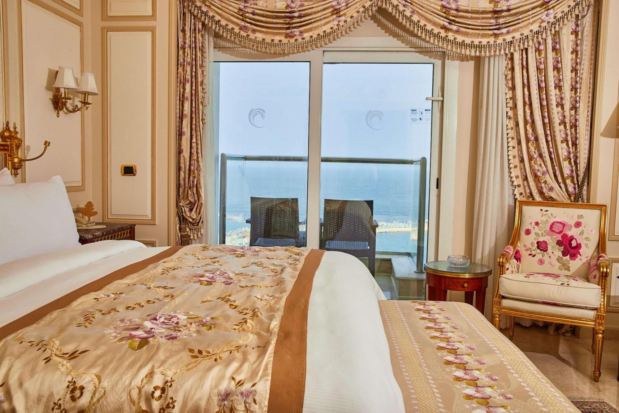 Hilton Alexandria Corniche Hotel Bagian luar foto A bedroom in the hotel
