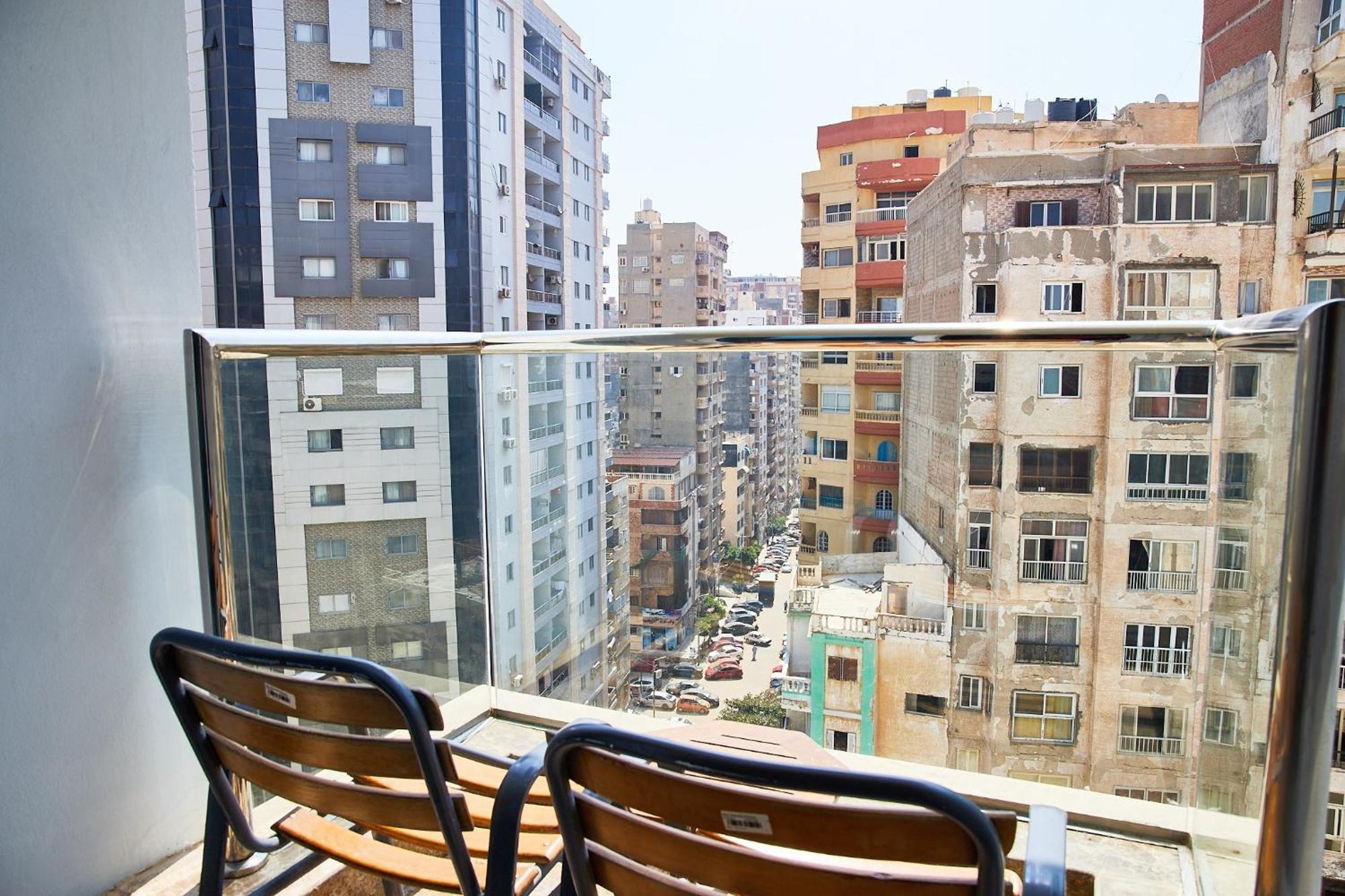 Hilton Alexandria Corniche Hotel Bagian luar foto A balcony in Cairo, Egypt