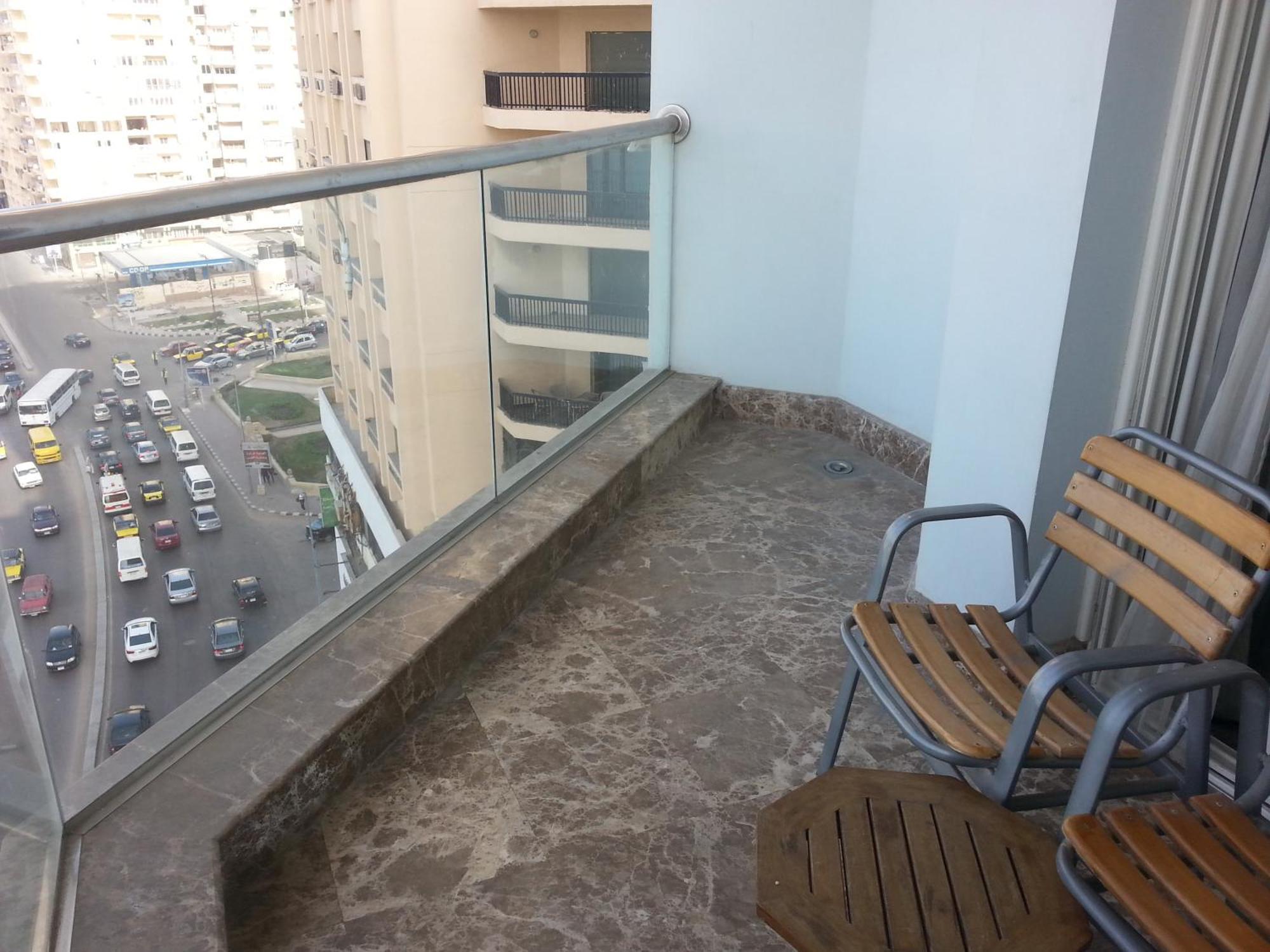 Hilton Alexandria Corniche Hotel Bagian luar foto A balcony in a residential building in Cairo, Egypt