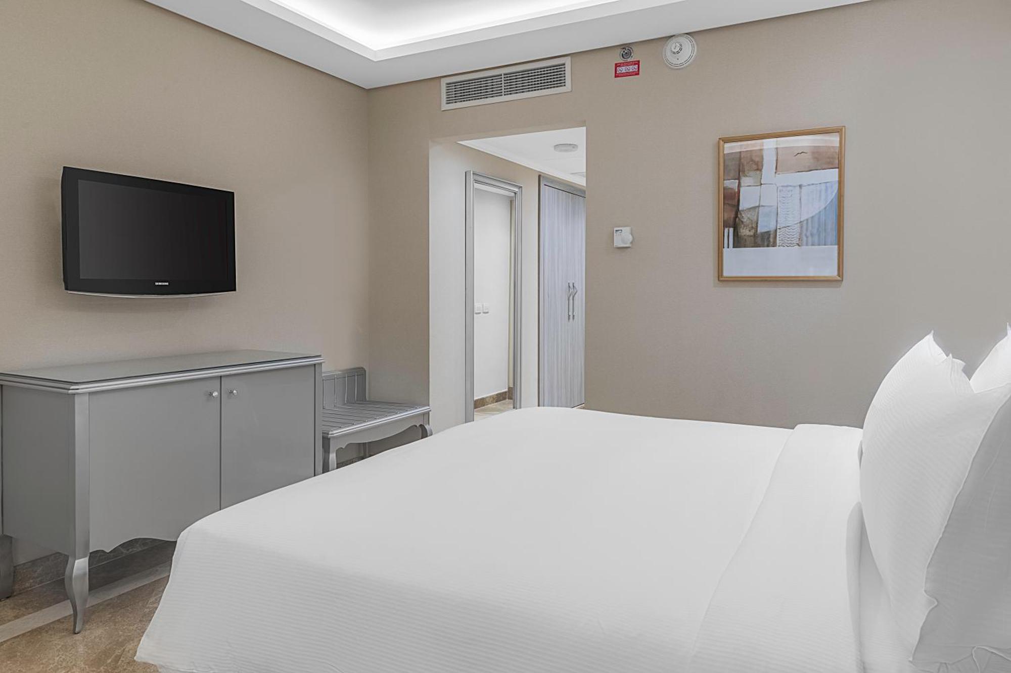 Hilton Alexandria Corniche Hotel Bagian luar foto A room at the hotel