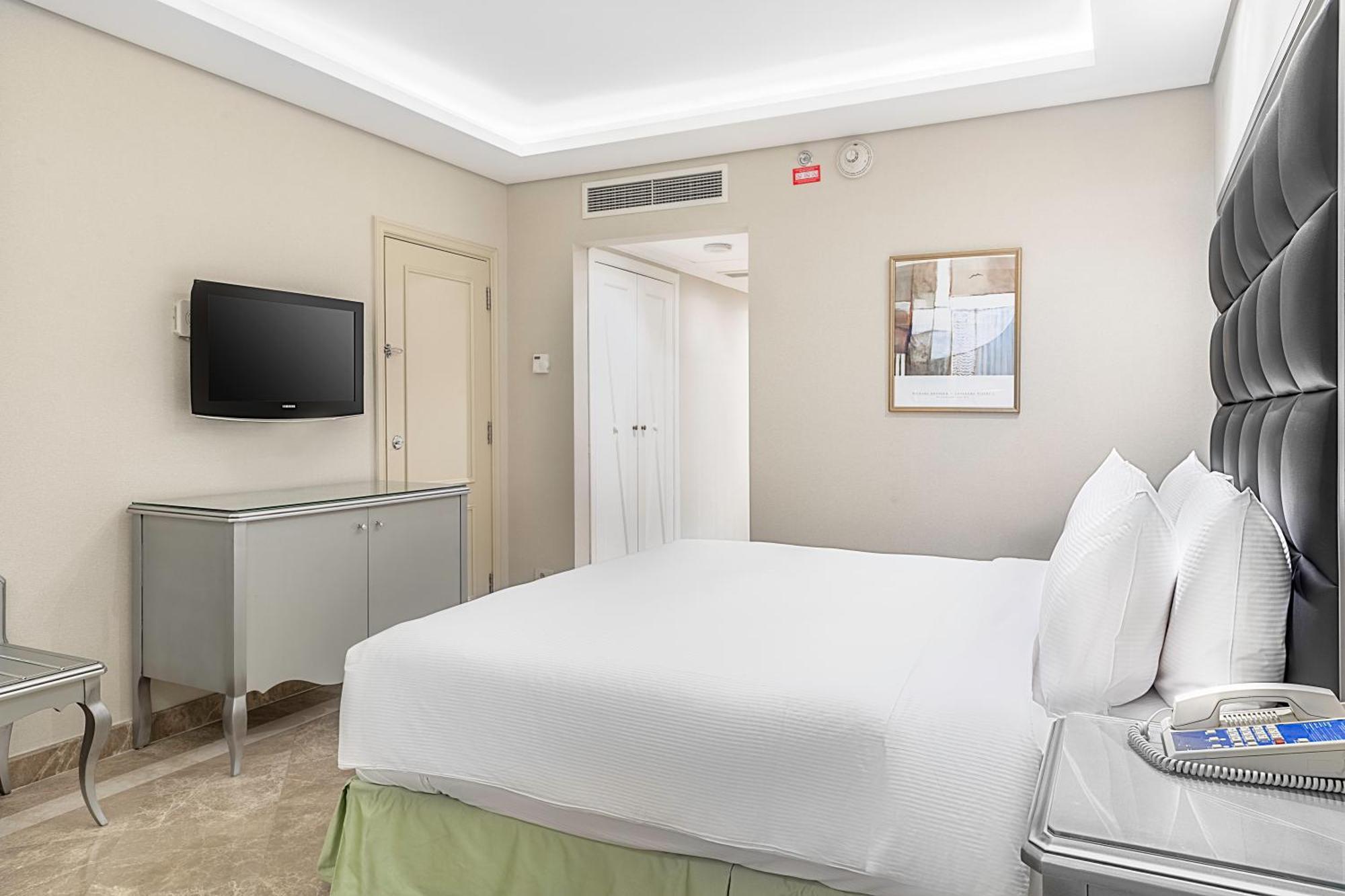 Hilton Alexandria Corniche Hotel Bagian luar foto A bedroom at the hotel